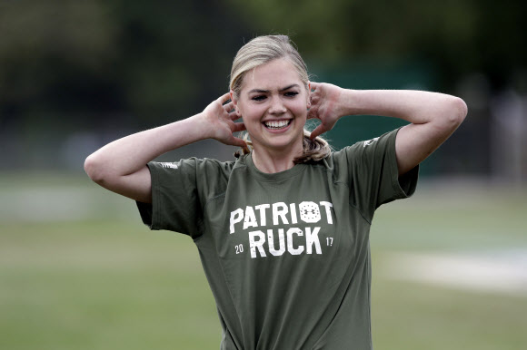 모델 겸 배우인 케이트 업튼이 22일(현지시간) 미국 해병대 기념 주간을 맞아 디트로이트의 훈련장을 방문해 해병대원들과 함께 훈련을 받고 있다. AP 연합뉴스