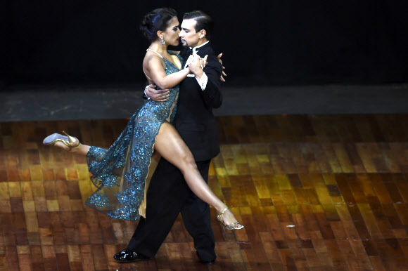 23일(현지시간) 아르헨티나 부에노스아이레스에서 열린 ‘제 15회 세계 탱고 챔피언십’ 결선에서 콜롬비아 남녀 팀이 멋진 춤을 선보이고 있다. AFP 연합뉴스