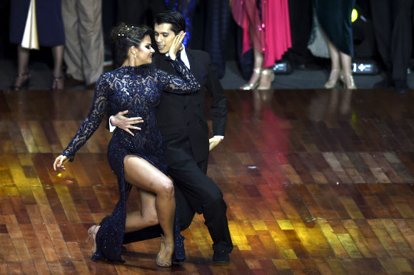 23일(현지시간) 아르헨티나 부에노스아이레스에서 열린 ‘제 15회 세계 탱고 챔피언십’ 결선에서 아르헨티나 남녀 팀이 멋진 춤을 선보이고 있다. AFP 연합뉴스
