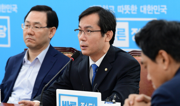 바른정당 김영우 최고위원이 25일 국회에서 열린 원내대책회의에서 발언을 하고 있다. 이종원 선임기자 jongwon@seoul.co.kr