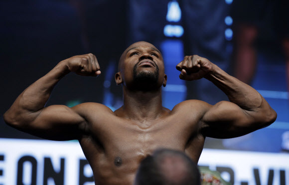 포즈 취하는 메이웨더