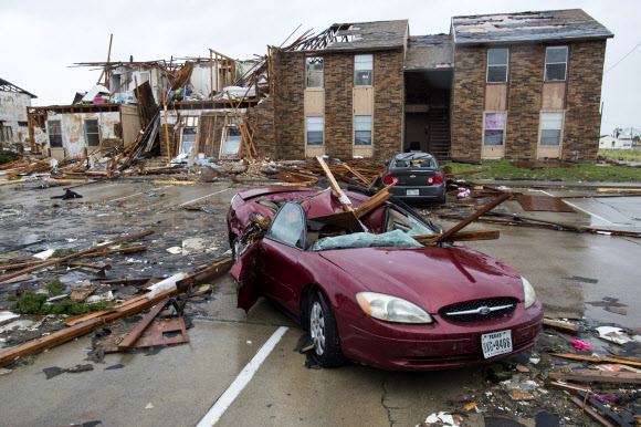 26일(현지시간) 허리케인 ‘하비’(Harvey)가 미국 텍사스주 소도시 락포트를 강타해 큰 피해를 입은 가운데 건물이 붕괴되고 자동차가 망가져 있다.  AP 연합뉴스