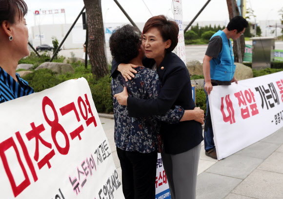 시민단체 “뉴스테이 재검토”… 다독이는 국토장관 