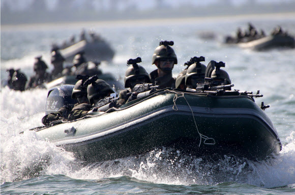 섬점령 가상훈련하는 북한군 특수부대