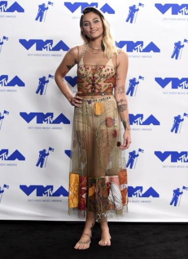 마이클 잭슨의 딸인 패리스 잭슨이 27일(현지시간) 미국 캘리포니아주 잉글우드에서 열린 ‘MTV 비디오 뮤직 어워드(MTV Video Music Awards)’에 참석해 포즈를 취하고 있다.<br>AP 연합뉴스<br>