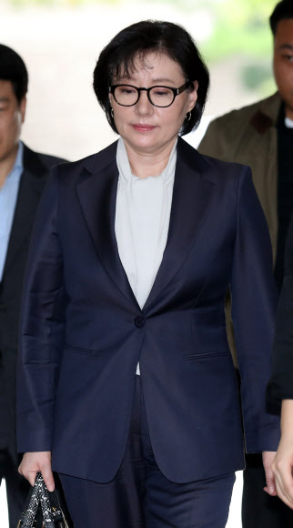 롯데그룹 창업주 신격호 총괄회장이 보유한 롯데주식을 매매 형태로 증여받아 수백억 원의 세금을 포탈한 혐의로 기소된 서미경 씨가 28일 오전 서울 서초구 서울중앙지법에서 열린 속행공판에 출석하며 법정으로 향하고 있다.  연합뉴스