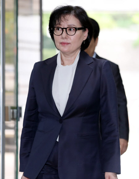 롯데그룹 창업주 신격호 총괄회장이 보유한 롯데주식을 매매 형태로 증여받아 수백억 원의 세금을 포탈한 혐의로 기소된 서미경 씨가 28일 오전 서울 서초구 서울중앙지법에서 열린 속행공판에 출석하며 법정으로 향하고 있다.  연합뉴스
