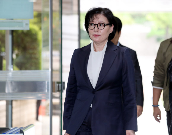 롯데그룹 창업주 신격호 총괄회장이 보유한 롯데주식을 매매 형태로 증여받아 수백억 원의 세금을 포탈한 혐의로 기소된 서미경 씨가 28일 오전 서울 서초구 서울중앙지법에서 열린 속행공판에 출석하며 법정으로 향하고 있다.  연합뉴스