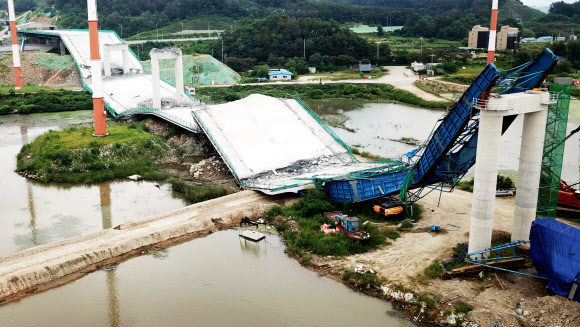 함께 무너진 교각