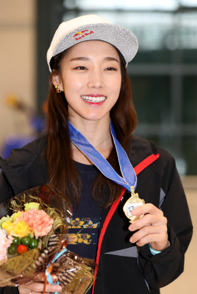 국제스포츠클라이밍연맹(IFSC) 월드컵 리드 경기에서 26번째 ’금빛 등반’에 성공하며 역대 최다우승의 쾌거를 달성한 김자인이 28일 오후 인천공항을 통해 귀국하며 메달을 들어보이고 있다. 김자인은 27일(한국시간) 이탈리아 아르코에서 열린 2017 IFSC 월드컵 4차 대회 여자부 리드 경기 결승에서 금메달을 차지했다.  연합뉴스