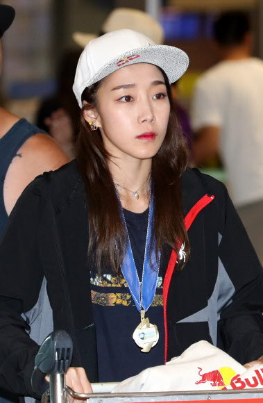 국제스포츠클라이밍연맹(IFSC) 월드컵 리드 경기에서 26번째 ’금빛 등반’에 성공하며 역대 최다우승의 쾌거를 달성한 김자인이 28일 오후 인천공항을 통해 귀국하고 있다. 김자인은 27일(한국시간) 이탈리아 아르코에서 열린 2017 IFSC 월드컵 4차 대회 여자부 리드 경기 결승에서 금메달을 차지했다. 연합뉴스