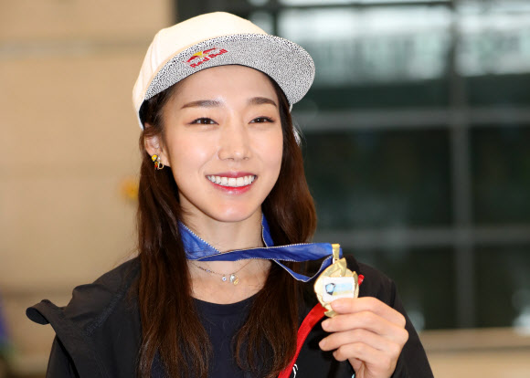국제스포츠클라이밍연맹(IFSC) 월드컵 리드 경기에서 26번째 ’금빛 등반’에 성공하며 역대 최다우승의 쾌거를 달성한 김자인이 28일 오후 인천공항을 통해 귀국, 메달을 들어보이고 있다. 김자인은 27일(한국시간) 이탈리아 아르코에서 열린 2017 IFSC 월드컵 4차 대회 여자부 리드 경기 결승에서 금메달을 차지했다.  연합뉴스