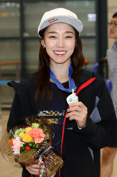 국제스포츠클라이밍연맹(IFSC) 월드컵 리드 경기에서 26번째 ’금빛 등반’에 성공하며 역대 최다우승의 쾌거를 달성한 김자인이 28일 오후 인천공항을 통해 귀국, 메달을 들어보이고 있다. 김자인은 27일(한국시간) 이탈리아 아르코에서 열린 2017 IFSC 월드컵 4차 대회 여자부 리드 경기 결승에서 금메달을 차지했다.  연합뉴스
