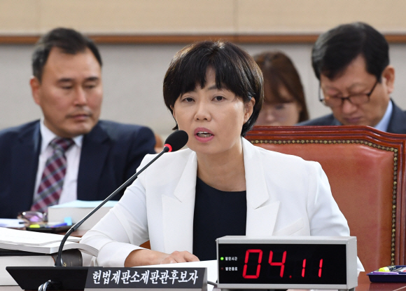 이유정 헌법재판소 재판관 후보자가 28일 오전 국회에서 열린 인사청문회에서 의원들의 질의에 답하고 있다.  도준석 기자 pado@seoul.co.kr