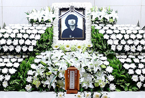 28일 오전 방광암으로 별세한 가수 고 조동진의 빈소가 경기도 고양시 일산동구 일산병원 장례식장에 마련됐다. 발인은 30일 오전 5시 30분.  서울 사진공동취재단=연합뉴스