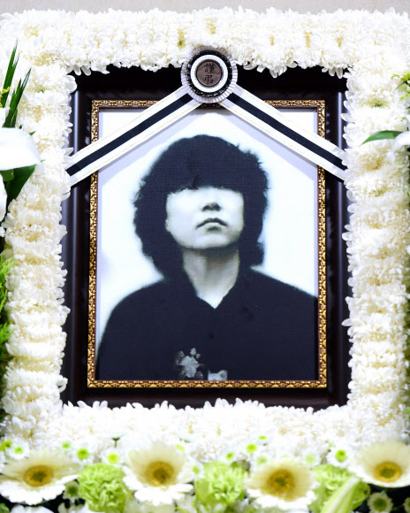 28일 오전 방광암으로 별세한 가수 고 조동진의 빈소가 경기도 고양시 일산동구 일산병원 장례식장에 마련됐다. 발인은 30일 오전 5시 30분.  서울 사진공동취재단=연합뉴스