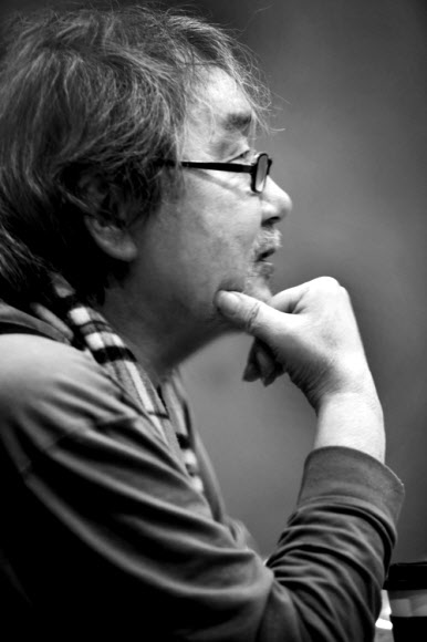 방광암으로 투병 중이던 ’포크계의 대부’ 조동진이 28일 오전 3시43분 별세했다. 향년 70세.  조동진 측의 한 관계자는 연합뉴스와 통화에서 ”자택에서 쓰러진 것을 아들이 발견해 구급차로 이동 중 돌아가신 것으로 안다”고 말했다.  조동진은 최근 방광암 4기 진단을 받고 투병 중이었다. 그는 다음 달 16일 오후 7시 서울 서초구 한전아트센터에서 열릴 ’꿈의 작업 2017-우리 같이 있을 동안에’ 공연을 열 예정이었다.  푸른곰팡이 제공=연합뉴스