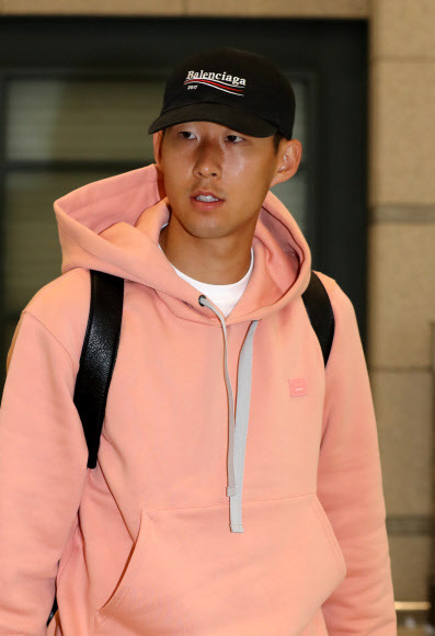 축구 대표팀 손흥민이 이란 및 우즈베키스탄과 2018 러시아 월드컵 최종예선 9~10차전 준비에 나선 신태용호에 합류하기 위해 28일 오후 인천공항을 통해 귀국하고 있다.   연합뉴스