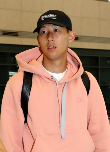 축구 대표팀 손흥민이 이란 및 우즈베키스탄과 2018 러시아 월드컵 최종예선 9~10차전 준비에 나선 신태용호에 합류하기 위해 28일 오후 인천공항을 통해 귀국하고 있다.   연합뉴스