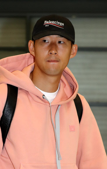 축구 대표팀 손흥민이 이란 및 우즈베키스탄과 2018 러시아 월드컵 최종예선 9~10차전 준비에 나선 신태용호에 합류하기 위해 28일 오후 인천공항을 통해 귀국하고 있다.   연합뉴스