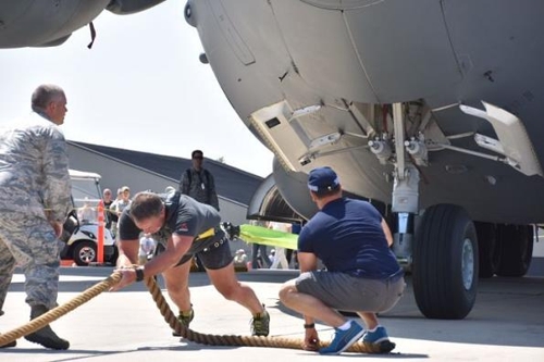 C-17 수송기를 끄는 그랜트 에드워즈[출처:호주연방경찰] 연합뉴스