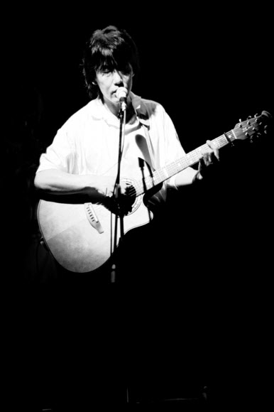 방광암으로 투병 중이던 ’포크계의 대부’ 조동진이 28일 오전 3시43분 별세했다. 향년 70세.  사진은 젊은 시절의 조동진.  푸른곰팡이 제공=연합뉴스