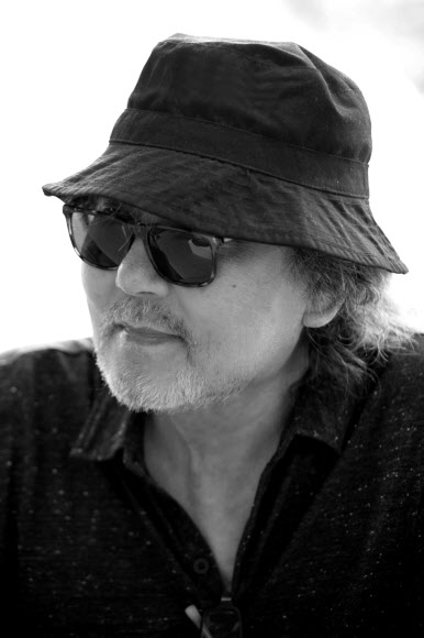 방광암으로 투병 중이던 ’포크계의 대부’ 조동진이 28일 오전 3시43분 별세했다. 향년 70세.  조동진은 최근 방광암 4기 진단을 받고 투병 중이었다. 그는 다음 달 16일 오후 7시 서울 서초구 한전아트센터에서 열릴 ’꿈의 작업 2017-우리 같이 있을 동안에’ 공연을 열 예정이었다.  푸른곰팡이 제공=연합뉴스