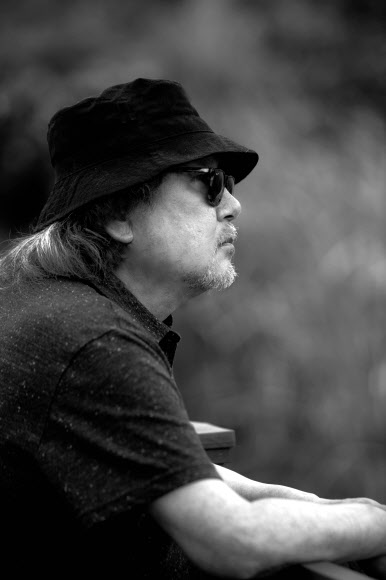 방광암으로 투병 중이던 ’포크계의 대부’ 조동진이 28일 오전 3시43분 별세했다. 향년 70세.  조동진은 최근 방광암 4기 진단을 받고 투병 중이었다. 그는 다음 달 16일 오후 7시 서울 서초구 한전아트센터에서 열릴 ’꿈의 작업 2017-우리 같이 있을 동안에’ 공연을 열 예정이었다.  푸른곰팡이 제공=연합뉴스