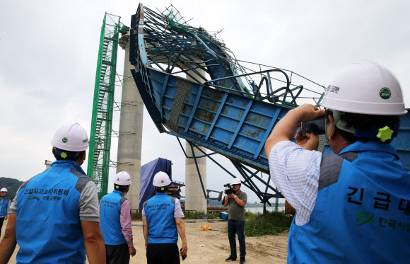 28일 오후 경기도 평택시 국제대교 공사 상판 붕괴 사고 현장에서 국토교통부 건설사고조사위원회 위원들이 현장조사를 하고 있다. 연합뉴스