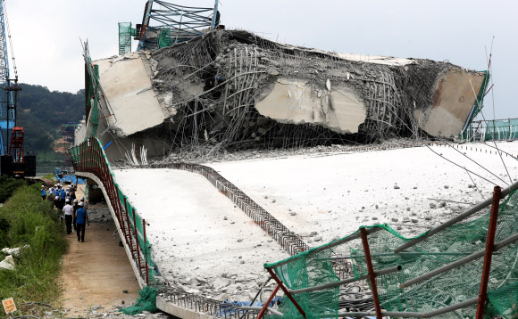 28일 오후 경기도 평택시 국제대교 공사 상판 붕괴 사고 현장에서 국토교통부 건설사고조사위원회 위원들이 현장조사를 하고 있다.  연합뉴스