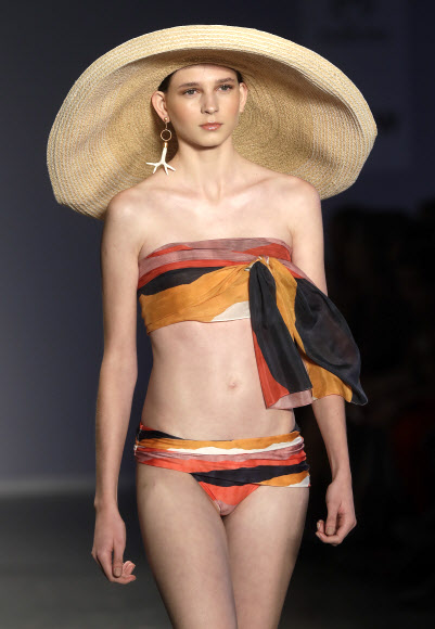 28일(현지시간) 브라질 상파울루에서 열리고 있는 ‘상파울루 패션 위크(Sao Paulo Fashion Week)’중 모델이 디자이너 Vix Paula Hermanny 컬렉션을 선보이고 있다. AP 연합뉴스