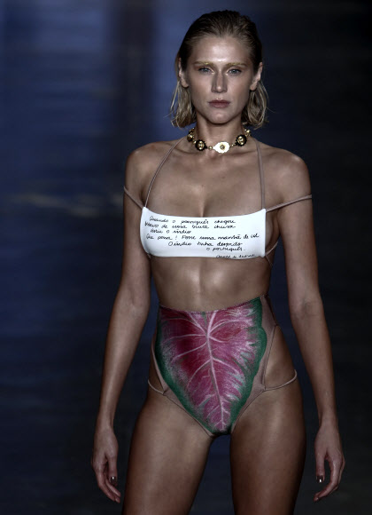 28일(현지시간) 브라질 상파울루에서 열리고 있는 ‘상파울루 패션 위크(Sao Paulo Fashion Week)’중 모델이 디자이너 ‘트리야(Triya)’의 컬렉션을 선보이고 있다. AFP 연합뉴스