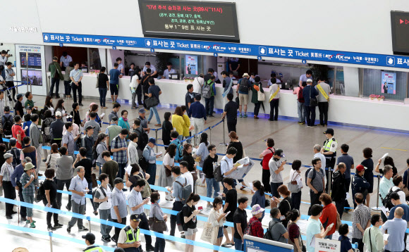 추석 열차승차권 예매일인 29일 오전 서울역 대합실에서 시민들이 줄을 서서 표를 구매하고 있다. 코레일은 홈페이지(www.letskorail.com)와 역 창구를 통해 29일 경부·경전·동해·충북선 등을, 30일에는 호남·전라·장항·중앙선 등의 승차권을 판매한다.  연합뉴스