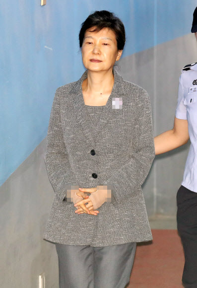 박근혜 전 대통령이 29일 오전 국정농단 속행공판에 출석하기 위해 서울 서초구 서울중앙지방법원에 도착해 법정으로 향하고 있다.  연합뉴스