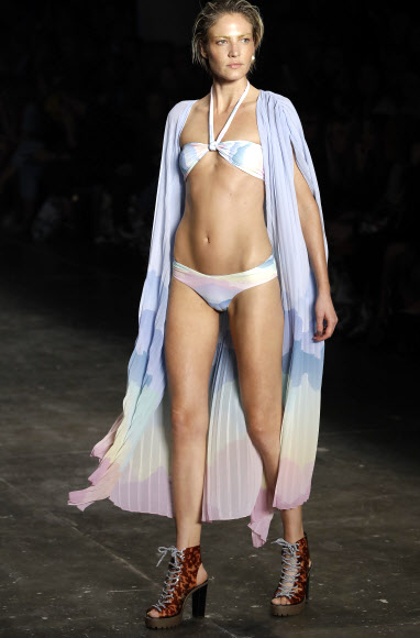 28일(현지시간) 브라질 상파울루에서 열리고 있는 ‘상파울루 패션 위크(Sao Paulo Fashion Week)’중 모델이 디자이너 ‘트리야(Triya)’의 컬렉션을 선보이고 있다. AP 연합뉴스
