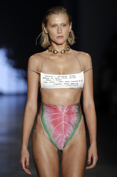 28일(현지시간) 브라질 상파울루에서 열리고 있는 ‘상파울루 패션 위크(Sao Paulo Fashion Week)’중 모델이 디자이너 ‘트리야(Triya)’의 컬렉션을 선보이고 있다. AP 연합뉴스