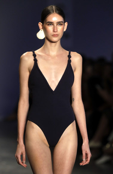 28일(현지시간) 브라질 상파울루에서 열리고 있는 ‘상파울루 패션 위크(Sao Paulo Fashion Week)’중 모델이 디자이너 Vix Paula Hermanny 컬렉션을 선보이고 있다. AP 연합뉴스