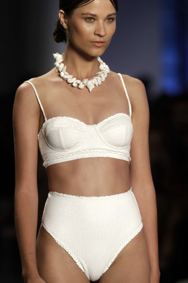 28일(현지시간) 브라질 상파울루에서 열리고 있는 ‘상파울루 패션 위크(Sao Paulo Fashion Week)’중 모델이 디자이너 Vix Paula Hermanny 컬렉션을 선보이고 있다. AP 연합뉴스