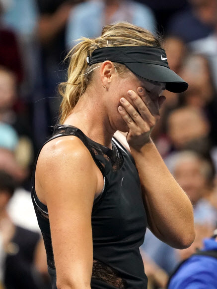 마리아 샤라포바가 28일(현지시간) 미국 뉴욕 빌리 진 킹 내셔널 테니스 센터에서 열린 US오픈 테니스대회 첫날 여자단식 1회전에서 루마니아의 시모나 할레프를 물리친 후 기뻐하고 있다. AFP 연합뉴스