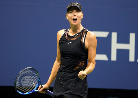 마리아 샤라포바가 28일(현지시간) 미국 뉴욕 빌리 진 킹 내셔널 테니스 센터에서 열린 US오픈 테니스대회 첫날 여자단식 1회전에서 루마니아의 시모나 할레프를 물리친 후 기뻐하고 있다. AFP 연합뉴스
