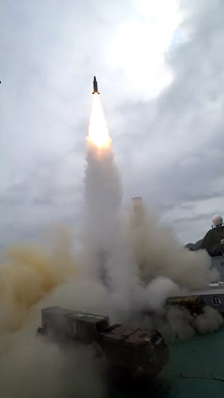 북한이 중거리탄도미사일을 발사한 29일 국방부가 지난 24일 실시한 ’800km 탄도미사일’의 전력화 비행시험 영상을 공개했다.   국방부 제공=연합뉴스