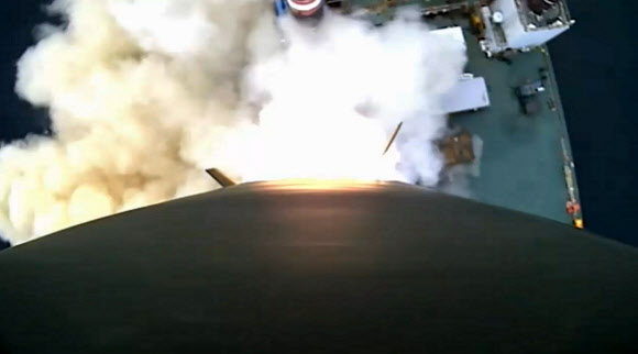 북한이 중거리탄도미사일을 발사한 29일 국방부가 지난 24일 실시한 ’800km 탄도미사일’의 전력화 비행시험 영상을 공개했다.   국방부 제공=연합뉴스