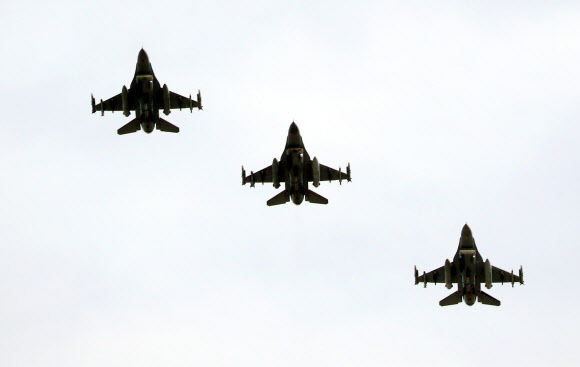 북한이 일본 상공을 통과해 북태평양에 떨어진 중장거리탄도미사일(IRBM)을 발사한 29일 오후 경기도 평택 주한미군 오산공군기지에서 F-16 전투기들이 착륙을 위해 비행하고 있다.  연합뉴스