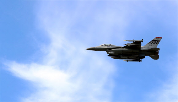 북한이 일본 상공을 통과해 북태평양에 떨어진 중장거리탄도미사일(IRBM)을 발사한 29일 오후 경기도 평택 주한미군 오산공군기지에서 F-16 전투기가 착륙을 위해 비행하고 있다.  연합뉴스