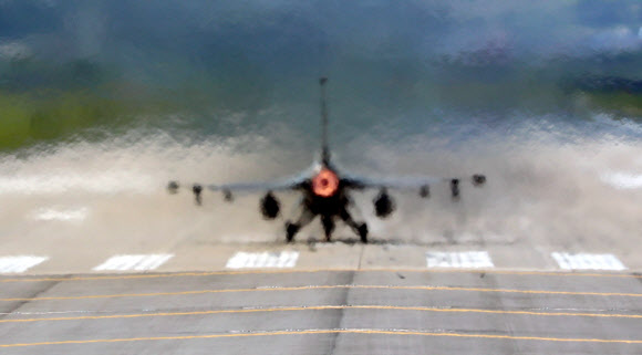 북한이 일본 상공을 통과해 북태평양에 떨어진 중장거리탄도미사일(IRBM)을 발사한 29일 경기도 평택 주한미군 오산공군기지에서 F-16 전투기가 이륙을 준비하고 있다.  연합뉴스