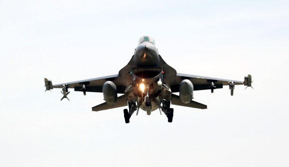 북한이 일본 상공을 통과해 북태평양에 떨어진 중장거리탄도미사일(IRBM)을 발사한 29일 오후 경기도 평택 주한미군 오산공군기지에서 F-16 전투기가 착륙하고 있다.  연합뉴스