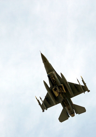 북한이 일본 상공을 통과해 북태평양에 떨어진 중장거리탄도미사일(IRBM)을 발사한 29일 오후 경기도 평택 주한미군 오산공군기지에서 F-16 전투기가 착륙을 위해 비행하고 있다. 연합뉴스