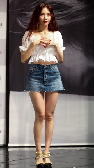 그룹 포미닛 출신 현아가 29일 서울 용산구 한남동 블루스퀘어에서 열린 여섯 번째 미니앨범 ’팔로잉’(Following) 기자간담회에서 포즈를 취하고 있다. 연합뉴스