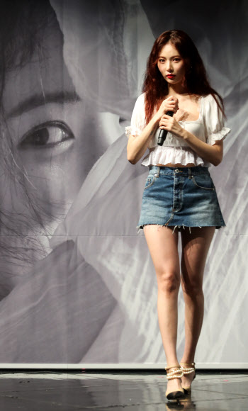 그룹 포미닛 출신 현아가 29일 서울 용산구 한남동 블루스퀘어에서 열린 여섯번째 미니앨범 ’팔로잉’(Following) 기자간담회에서 인사말을 하고 있다.  연합뉴스