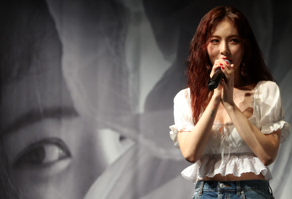 그룹 포미닛 출신 현아가 29일 서울 용산구 한남동 블루스퀘어에서 열린 여섯번째 미니앨범 ’팔로잉’(Following) 기자간담회에서 인사말을 하고 있다.  연합뉴스